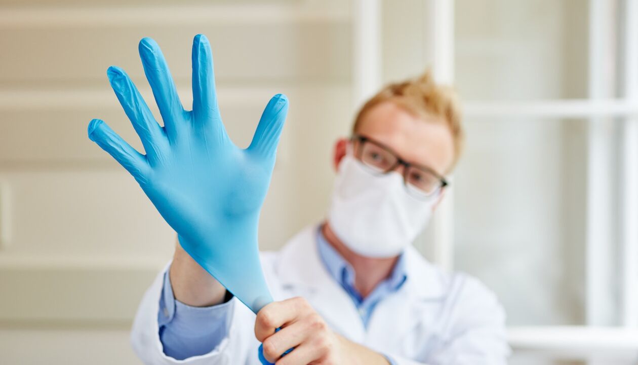 le médecin porte un gant de massage pour prévenir la prostatite